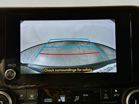 Used 2023 Toyota Highlander LE AWD/4WD image 13