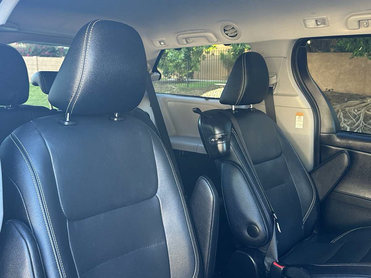 Used 2017 Toyota Sienna SE w/ SE Preferred Package FWD image 19
