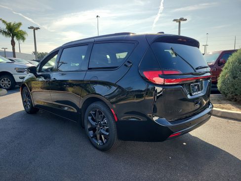 New 2026 Chrysler Pacifica Select image 8