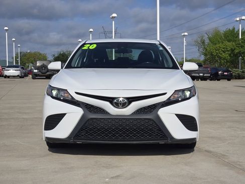 Used 2020 Toyota Camry SE image 2