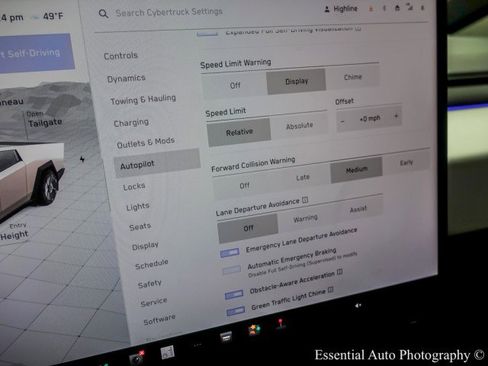 Used 2024 Tesla Cybertruck AWD Crew Cab image 32