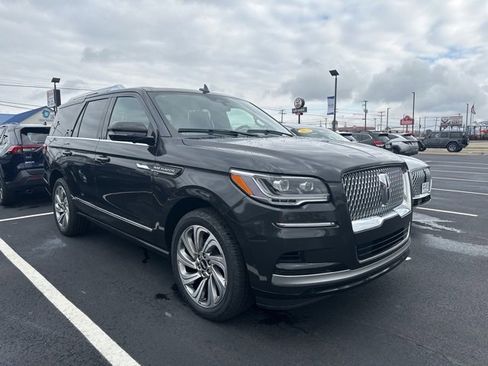 Used 2023 Lincoln Navigator Reserve image 2