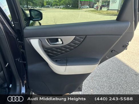 Used 2017 INFINITI QX70 AWD w/ Limited Package image 32