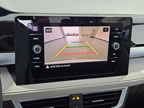 Certified 2025 Volkswagen Taos SE AWD/4WD image 18
