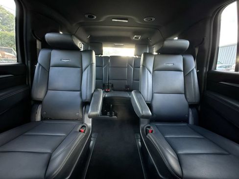 Used 2025 Cadillac Escalade ESV Luxury RWD image 34
