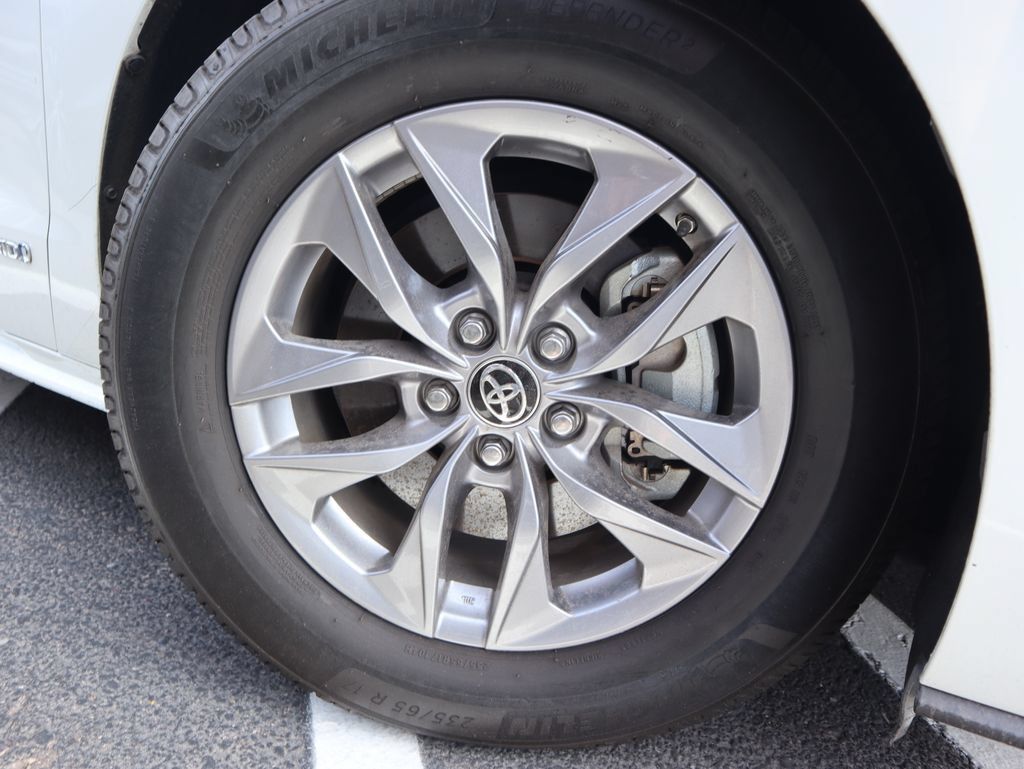 Used 2021 Toyota Sienna XLE FWD image 16