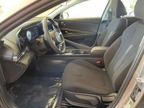 Used 2025 Hyundai Elantra SEL image 23