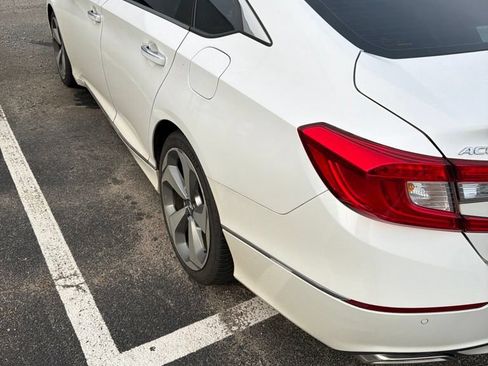 Used 2018 Honda Accord Touring image 4
