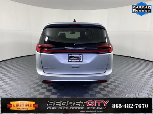 Used 2024 Chrysler Pacifica Limited image 6