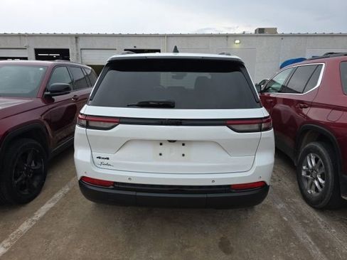 Used 2023 Jeep Grand Cherokee Altitude image 4