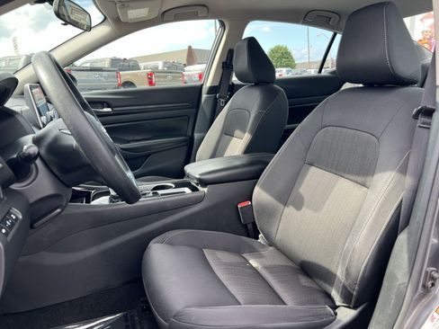 Used 2024 Nissan Altima 2.5 SV FWD image 13