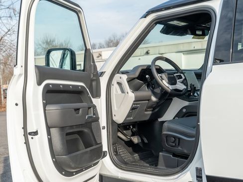 New 2026 Land Rover Defender 110 X-Dynamic SE image 9