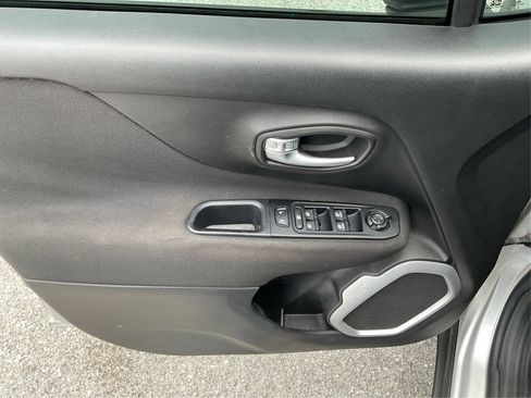 Used 2018 Jeep Renegade Latitude FWD image 18