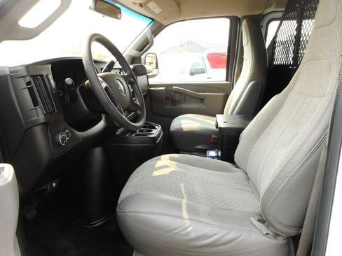 Used 2016 Chevrolet Express 2500 RWD image 12