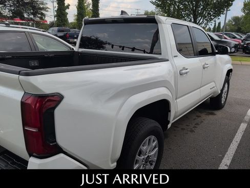 Used 2025 Toyota Tacoma SR5 AWD/4WD image 11