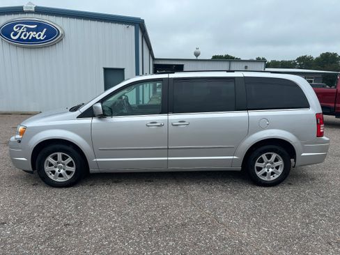Used 2010 Chrysler Town & Country Touring FWD image 3