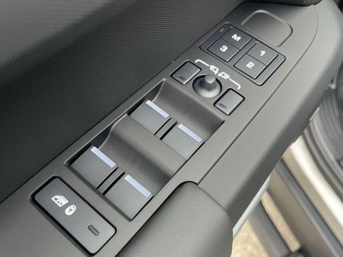Used 2025 Land Rover Defender 110 S image 21