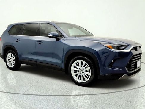 Used 2024 Toyota Grand Highlander AWD image 3