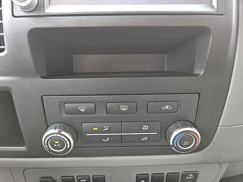 Used 2019 Nissan NV 2500 SV image 32