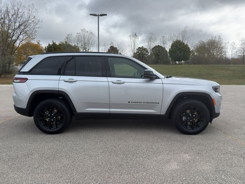 New 2025 Jeep Grand Cherokee Altitude w/ Trailer Tow Package AWD/4WD image 4