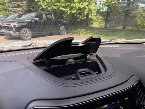 Used 2019 Jeep Cherokee Limited w/ Luxury Group AWD/4WD image 28