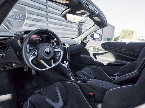 Used 2024 McLaren 750S Spider image 2