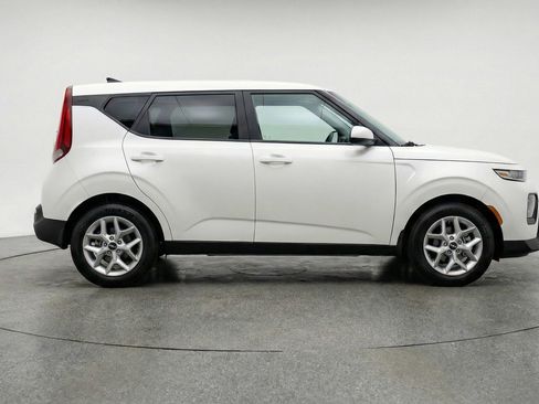 Used 2025 Kia Soul LX w/ LX Technology Package FWD image 11
