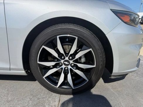 Used 2018 Chevrolet Malibu LT FWD image 4