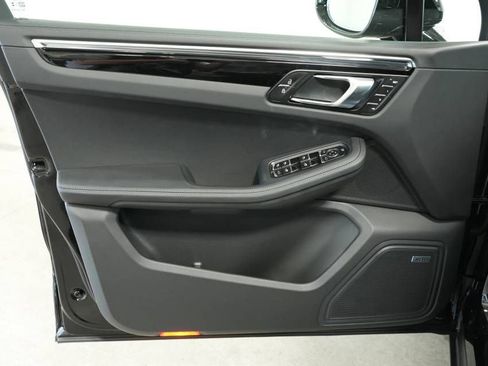 Certified 2025 Porsche Macan AWD/4WD image 25