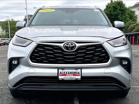 Used 2022 Toyota Highlander XLE AWD/4WD image 3
