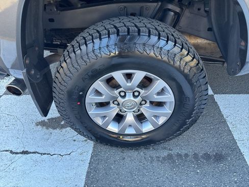 Used 2017 Toyota Tacoma SR5 AWD/4WD image 12