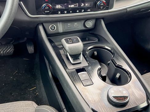 Used 2023 Nissan Rogue SV image 16