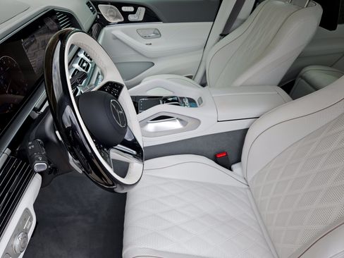 Certified 2025 Mercedes-Benz Maybach GLS 600 4MATIC image 9