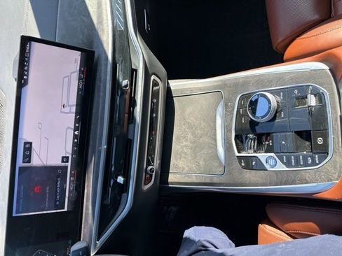 Used 2025 BMW X7 M60i image 9