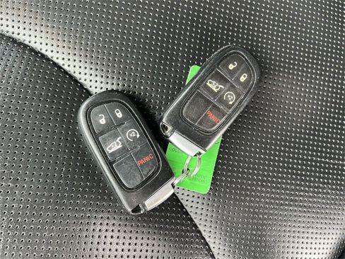 Used 2019 Jeep Cherokee Limited image 25