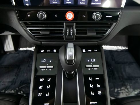 New 2026 Porsche Macan AWD/4WD image 28