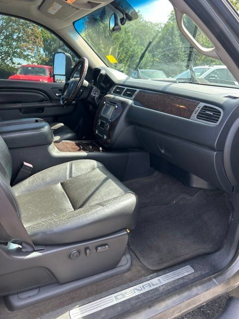 Used 2013 GMC Sierra 2500 Denali w/ Suspension Package, Off-Road AWD/4WD image 5