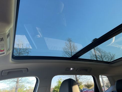 Used 2023 Volkswagen Taos SE w/ Panoramic Sunroof Package image 26