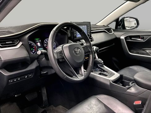 Used 2020 Toyota RAV4 XLE Premium FWD image 17