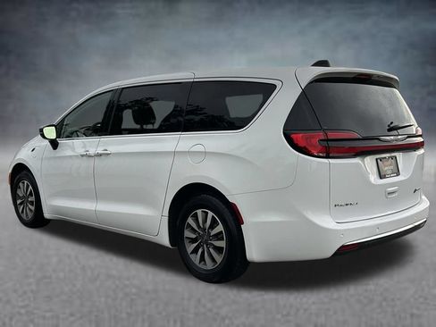 Used 2024 Chrysler Pacifica Limited FWD image 3