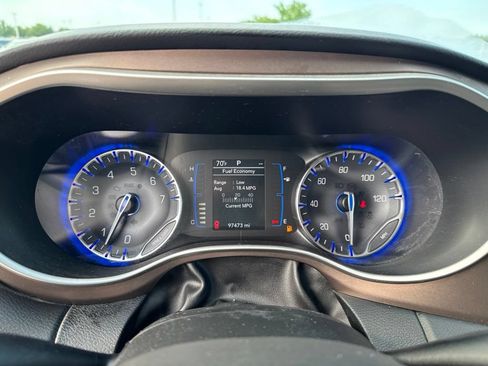 Used 2018 Chrysler Pacifica Touring-L FWD image 11