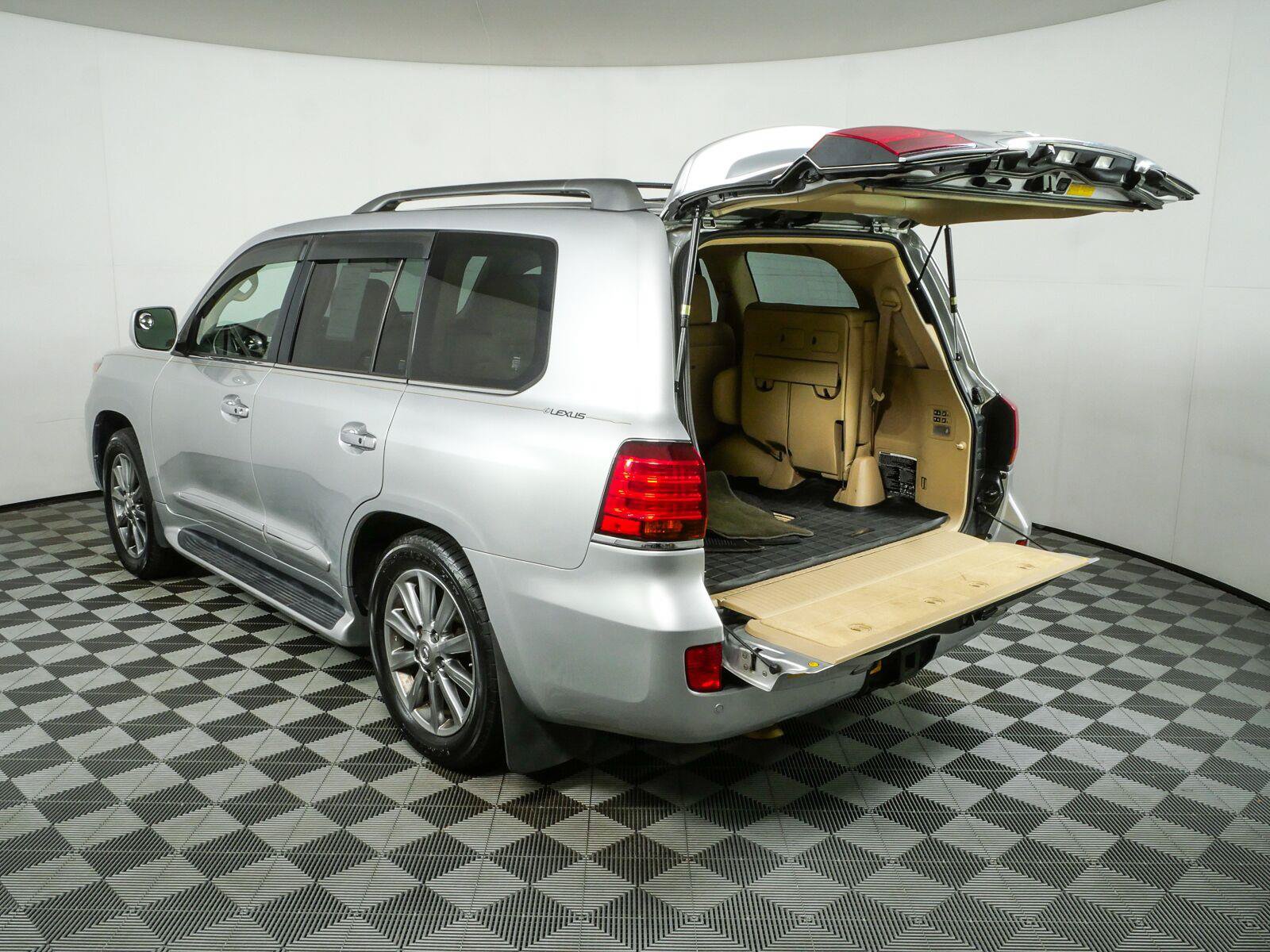 Used 2011 Lexus LX 570 4WD w/ Luxury Pkg image 37