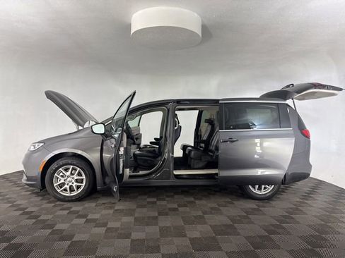 Used 2023 Chrysler Pacifica Touring-L image 11