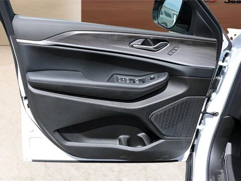 New 2025 Jeep Grand Cherokee Limited w/ Luxury Tech Group II image 10