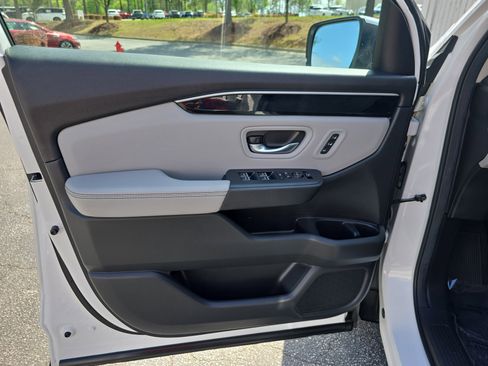 Used 2025 Honda Pilot Touring image 29