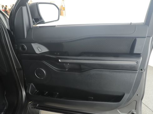 Used 2020 Ford Expedition XLT image 12