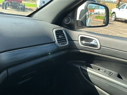 Used 2022 Jeep Grand Cherokee Laredo X image 22