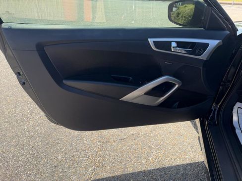 Used 2017 Hyundai Veloster Value Edition image 22