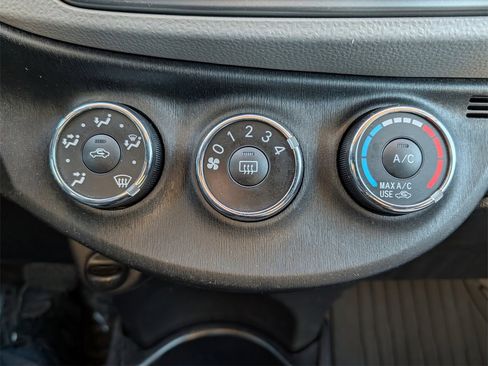 Used 2012 Toyota Yaris SE image 22