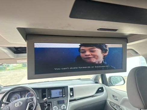 Used 2018 Toyota Sienna XLE Premium FWD image 3